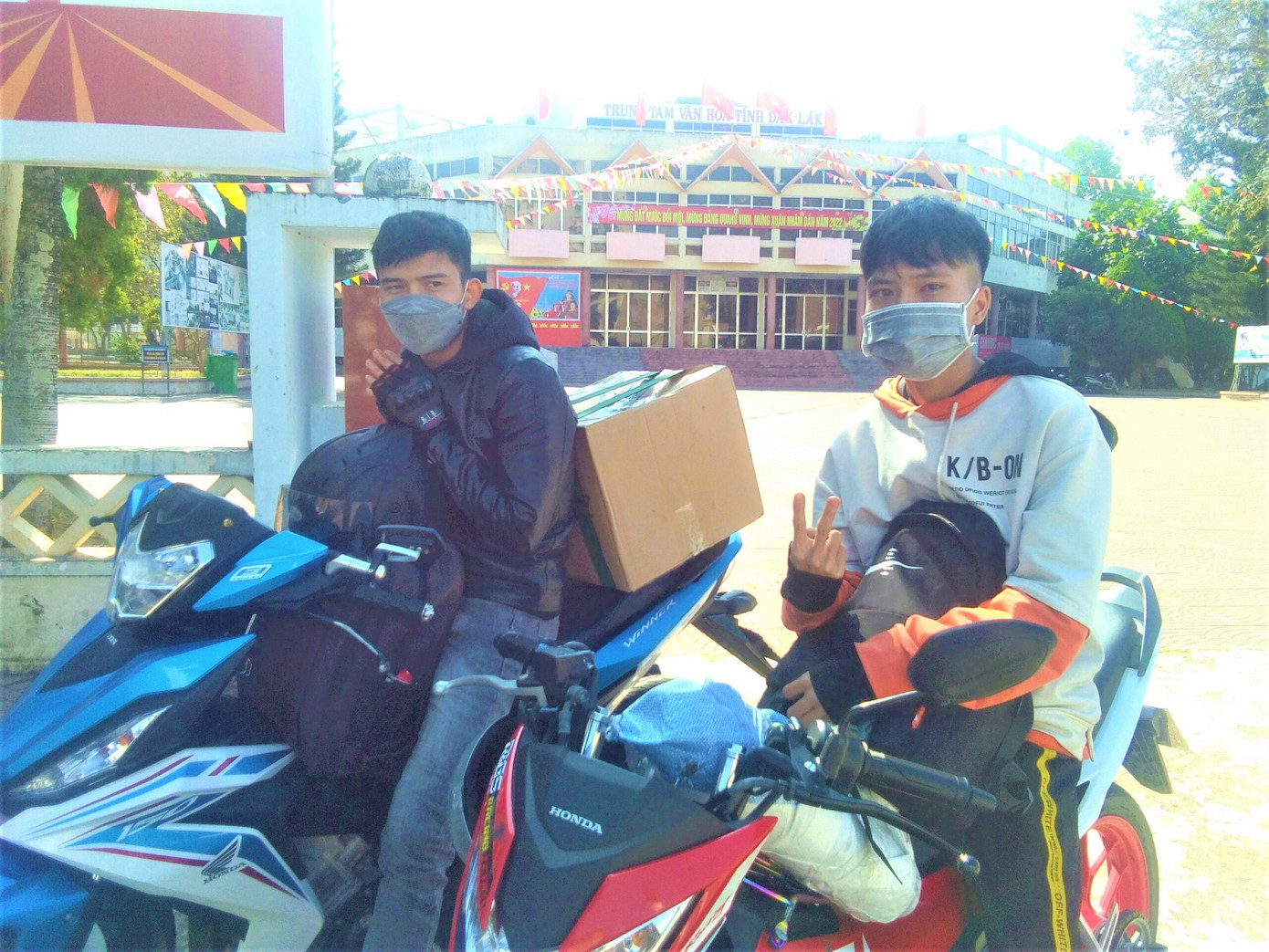 Các "phượt thủ" dừng xe tại Đắk Lắk