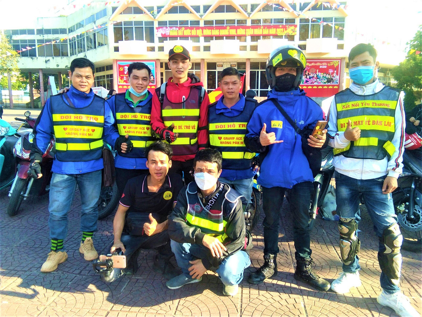 Nhóm anh Dương hỗ trợ đoàn về quê ăn Tết