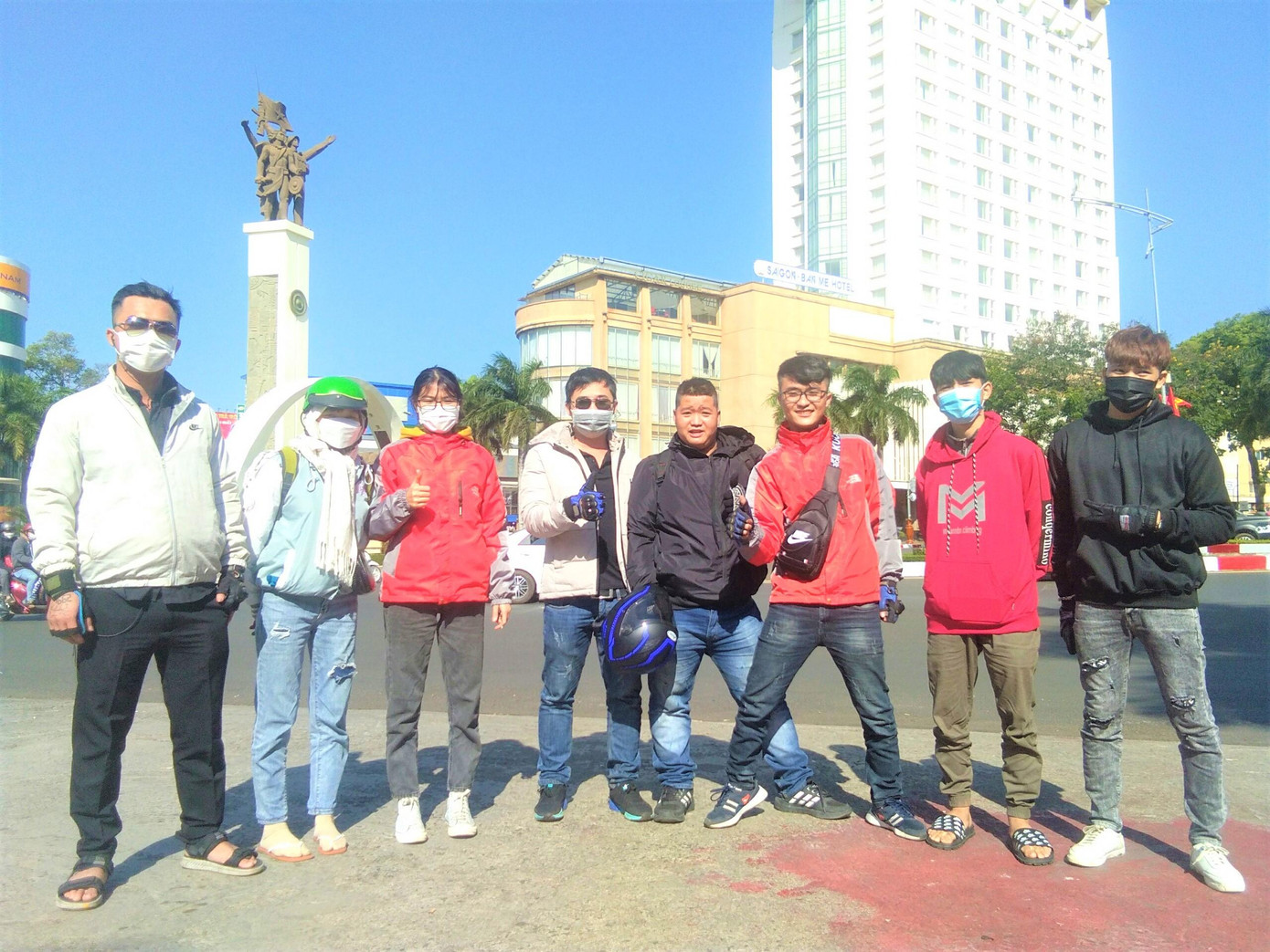 Nhóm của chị Hương về quê ăn Tết