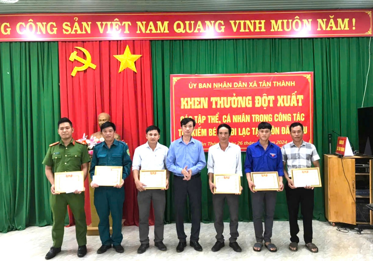 Khen thưởng các lực lượng xuyên đêm tìm bé gái đi lạc Khen thưởng các lực lượng xuyên đêm tìm bé gái đi lạc