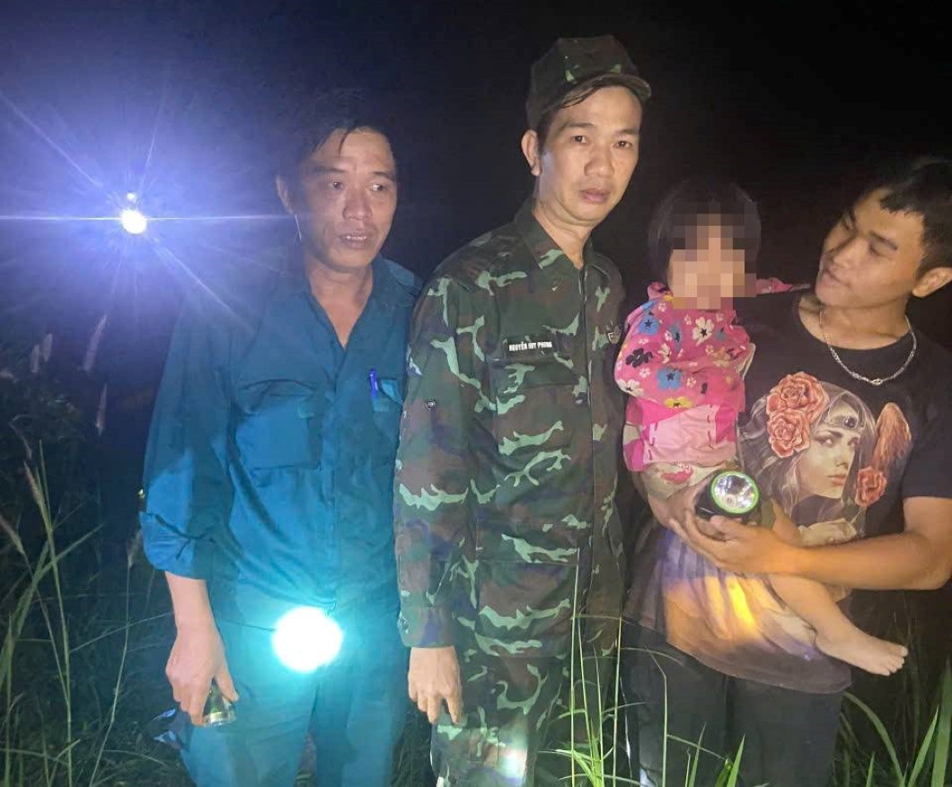 Bé gái được tìm thấy vào lúc 23h đêm Bé gái được tìm thấy vào lúc 23h đêm