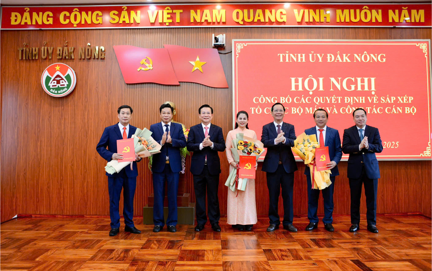 Tập thể Thường trực Tỉnh ủy Đắk Nông tặng hoa, chúc mừng các nhân sự nhận quyết định về việc điều động, phân công, bổ nhiệm cán bộ.