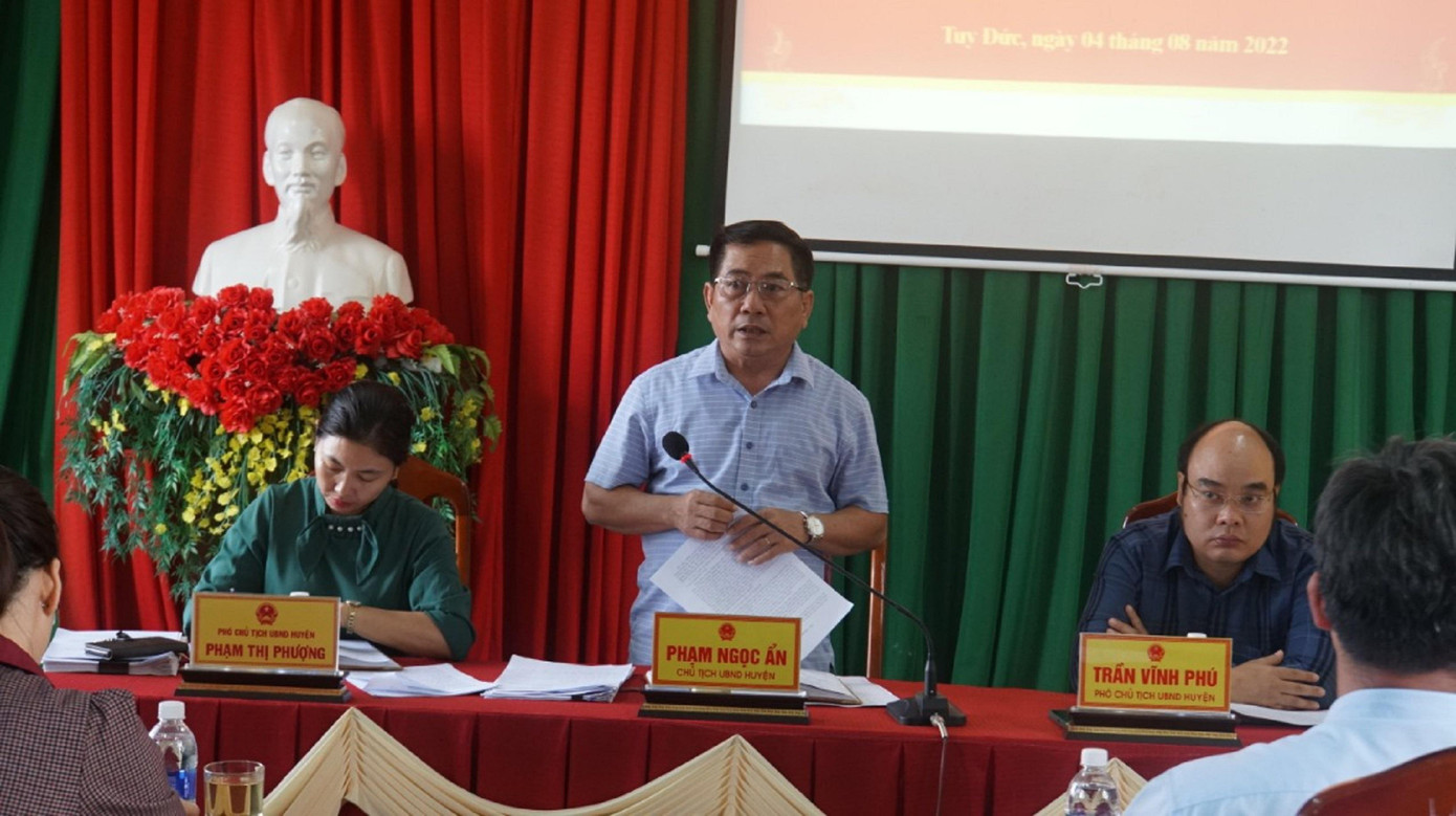 Lãnh đạo UBND huyện Tuy Đức thông tin trong buổi họp báo Lãnh đạo UBND huyện Tuy Đức thông tin trong buổi họp báo