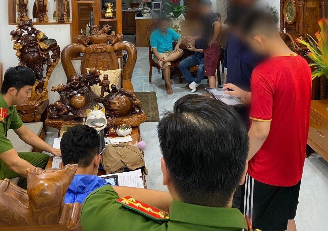 Cơ quan điều tra khám xét nơi ở 1 đối tượng Cơ quan điều tra khám xét nơi ở 1 đối tượng