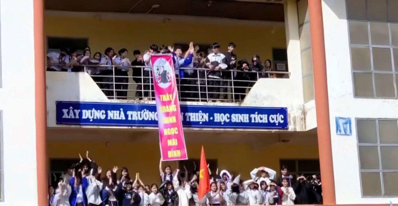 Các em học sinh cùng thầy cô bí mật tổ chức lễ chia tay thầy hiệu trưởng thật đặc biệt