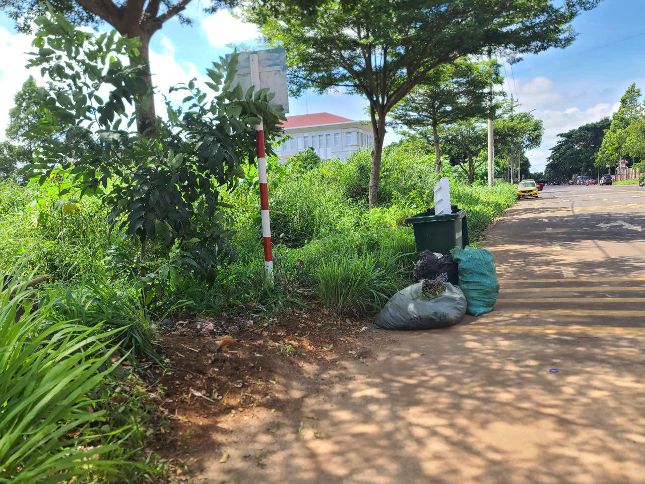 Nơi phát tán mùi hôi lạ từ bãi rác tự phát Nơi phát tán mùi hôi lạ từ bãi rác tự phát