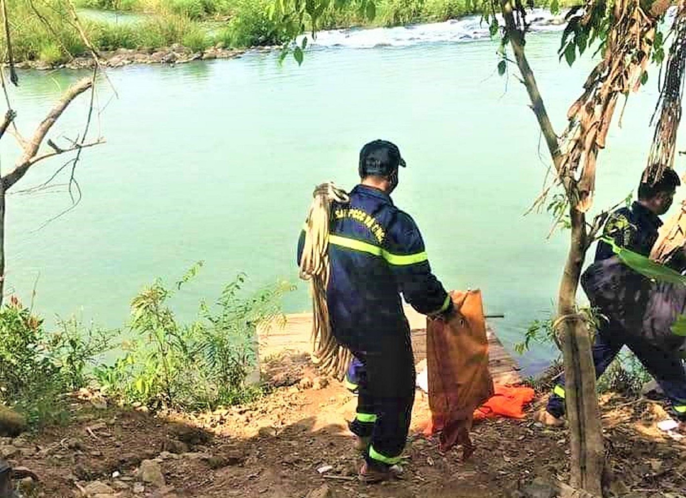 Lực lượng chức năng tổ chức tìm kiếm thi thể anh D.