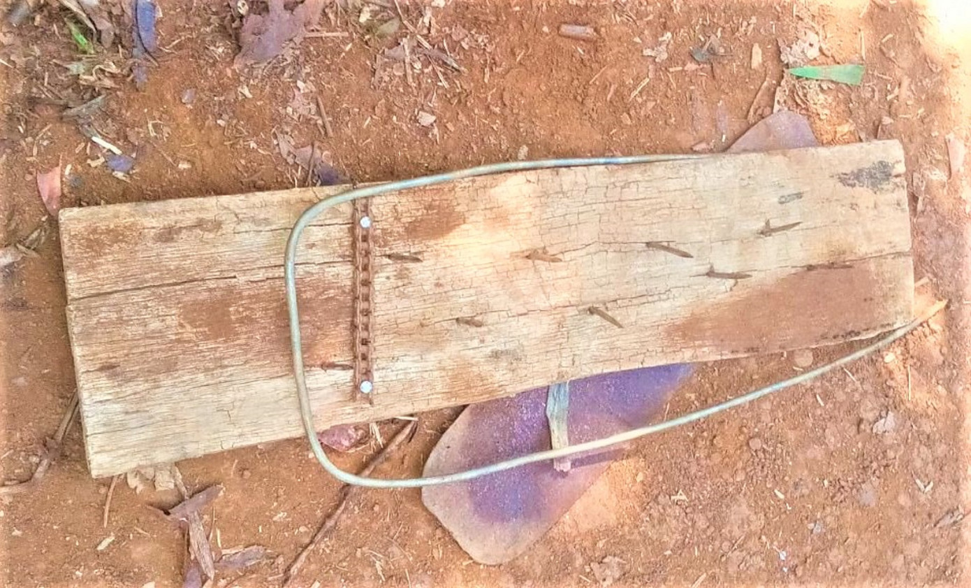 Bẫy làm bằng đinh do lâm tặc giăng trên đường