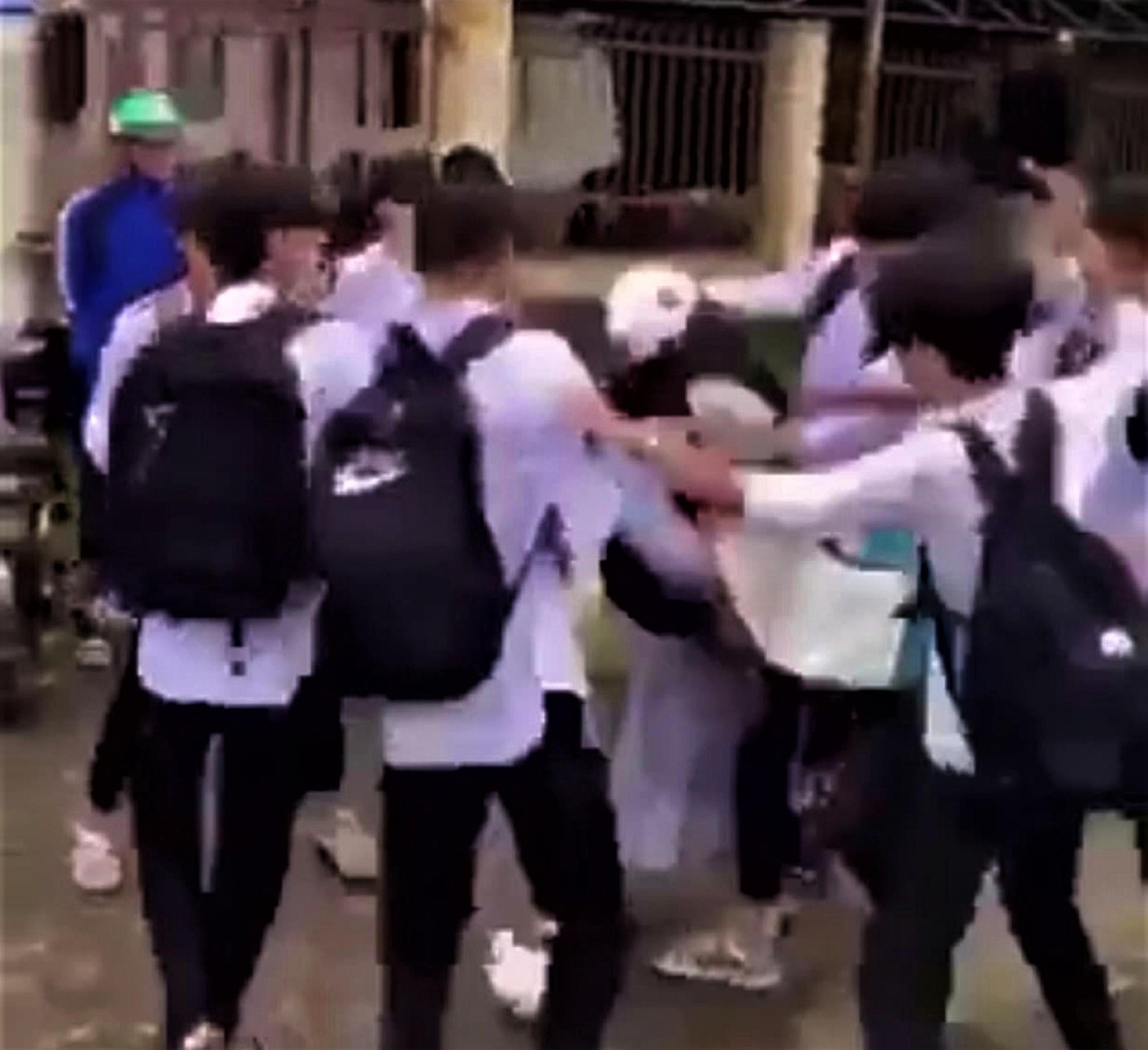 Hình ảnh các nam sinh &quot;đánh hội đồng&quot; bị quay lại clip