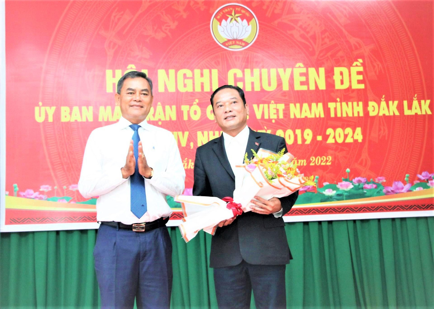 Ông Y Giang Gry Niê Knơng nhận nhiệm vụ mới. Ảnh: Báo Đắk Lắk