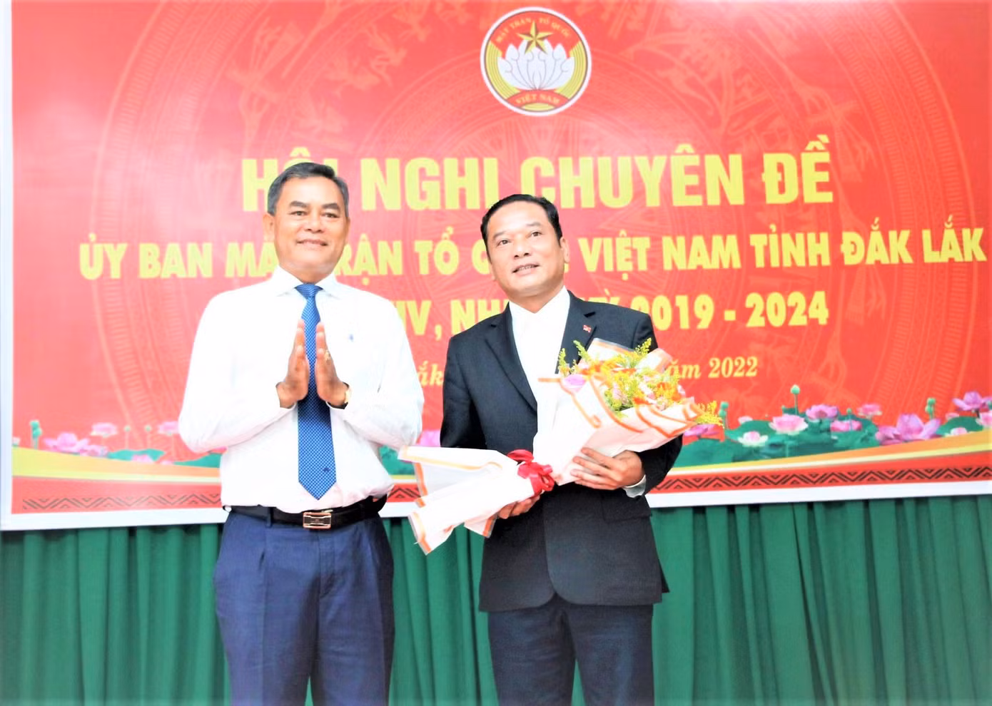 Ông Y Giang Gry Niê Knơng nhận nhiệm vụ mới. Ảnh: Báo Đắk Lắk Ông Y Giang Gry Niê Knơng nhận nhiệm vụ mới. Ảnh: Báo Đắk Lắk