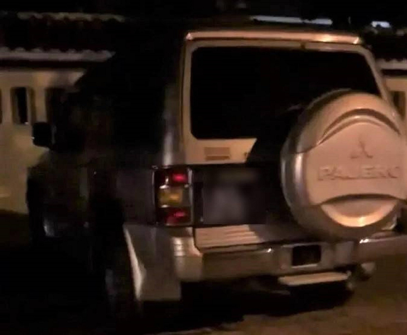 Hình ảnh chiếc xe công đậu trên vỉa hè được chia sẻ trên mạng xã hội