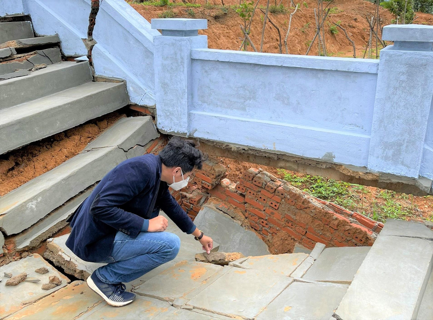 Hạng mục công trình bậc thang bị sụt lún nặng Hạng mục công trình bậc thang bị sụt lún nặng