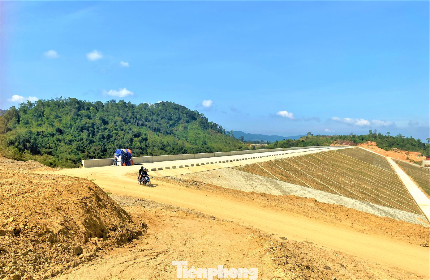 Một góc hồ chứa nước Krông Pách Thượng.