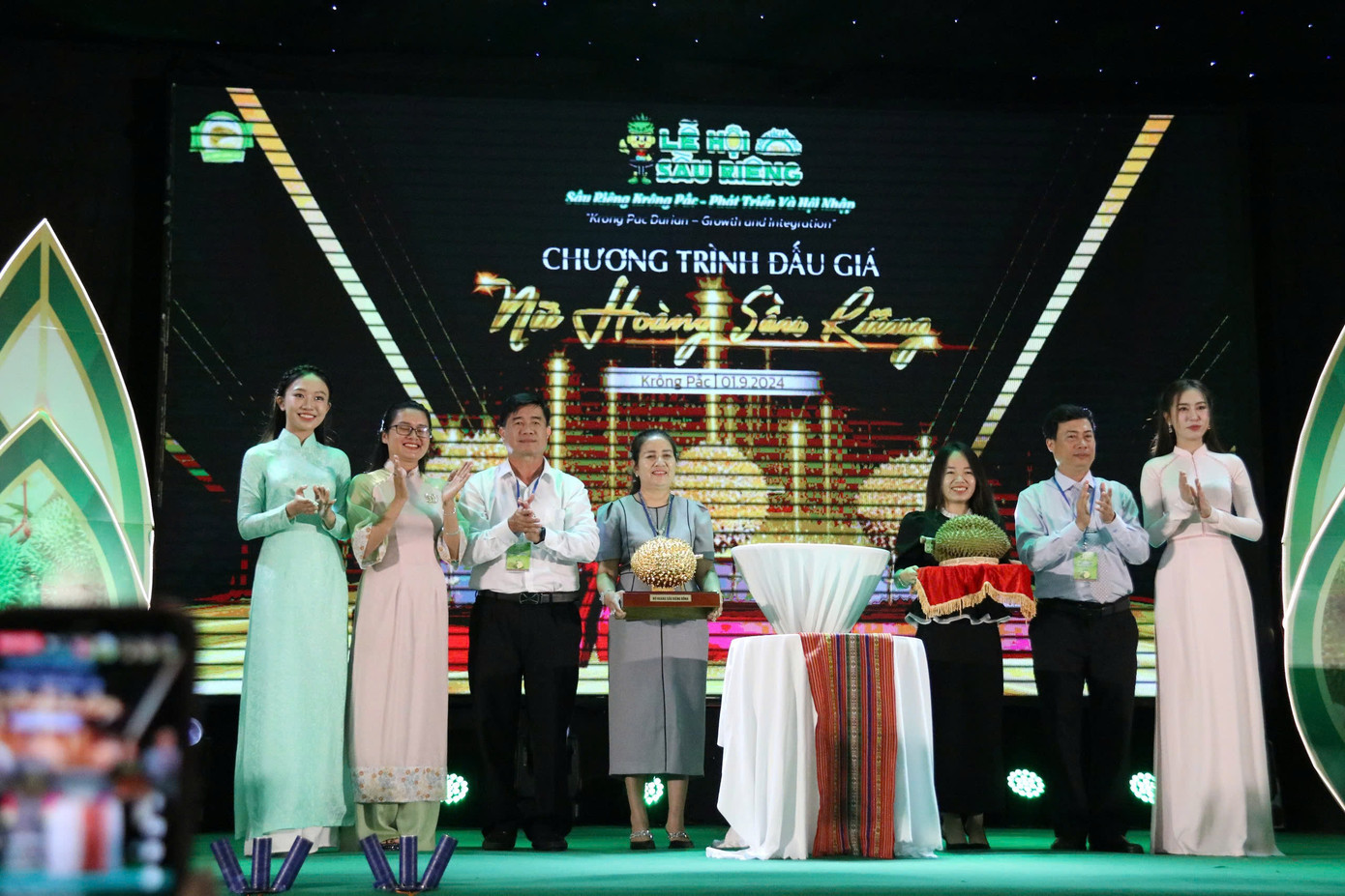 Ban tổ chức đấu giá thành công 3 quả sầu riêng.