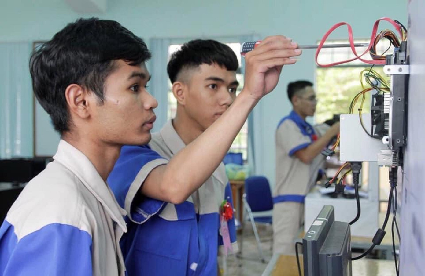 Học sinh tham gia học nghề Học sinh tham gia học nghề