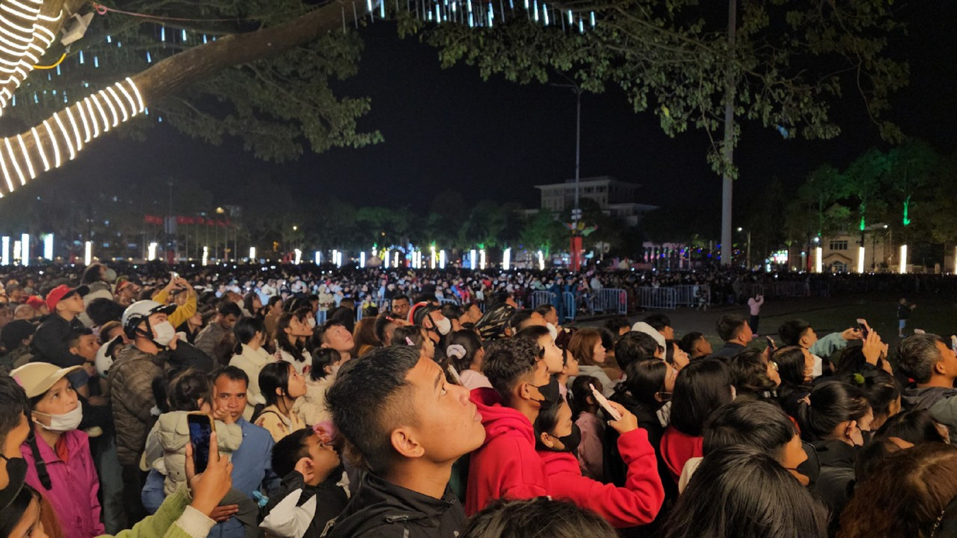 Người người ngước mắt theo dõi pháo hoa Người người ngước mắt theo dõi pháo hoa