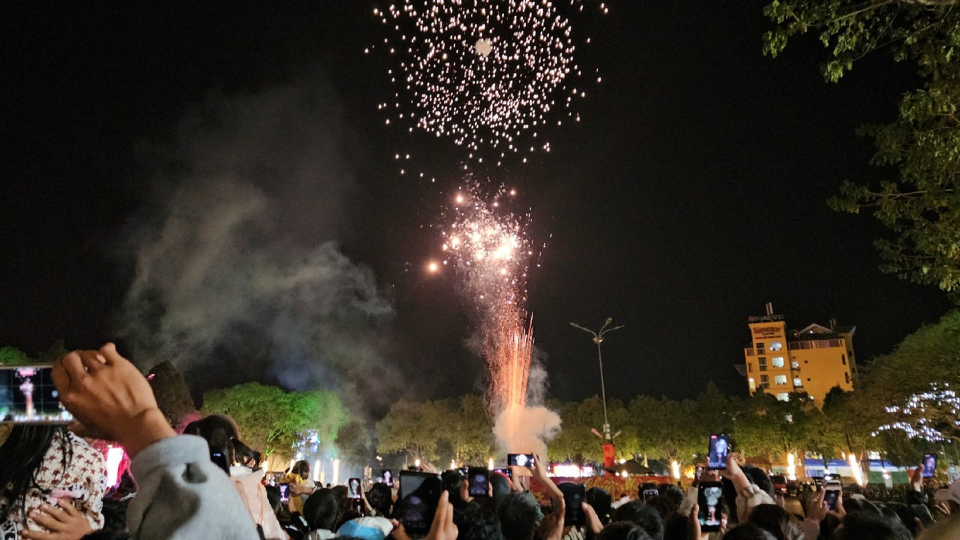 Tràng pháo hoa đầu tiên Tràng pháo hoa đầu tiên