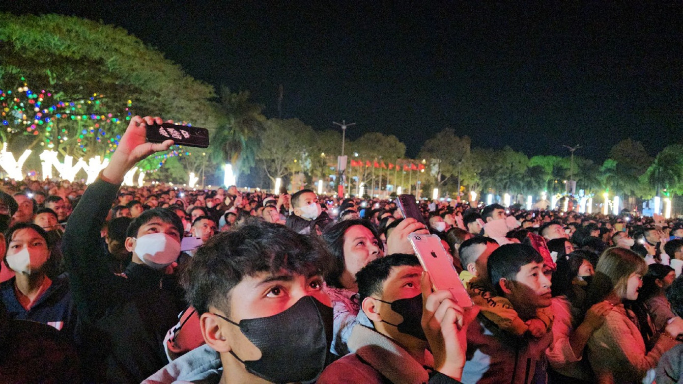 Biển người không rời mắt trước màn pháo hoa tuyệt đẹp Biển người không rời mắt trước màn pháo hoa tuyệt đẹp