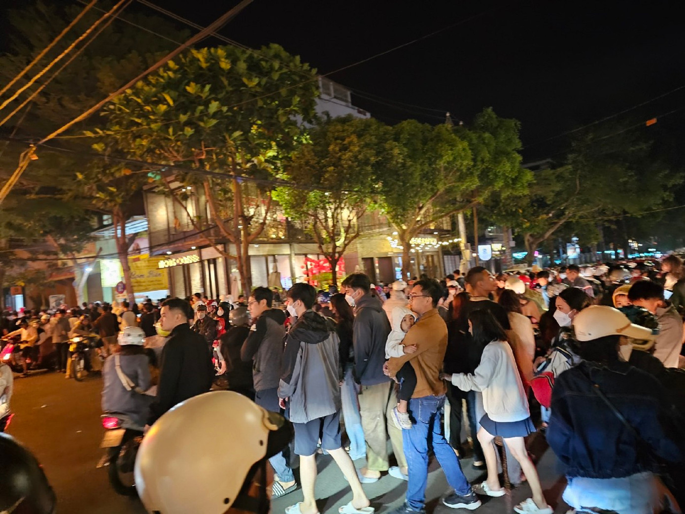 Dòng người từ khắp nơi đổ về Quảng trường 10/3 Dòng người từ khắp nơi đổ về Quảng trường 10/3