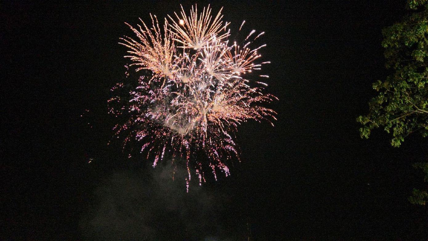 Pháo hoa lung linh sắc màu Pháo hoa lung linh sắc màu