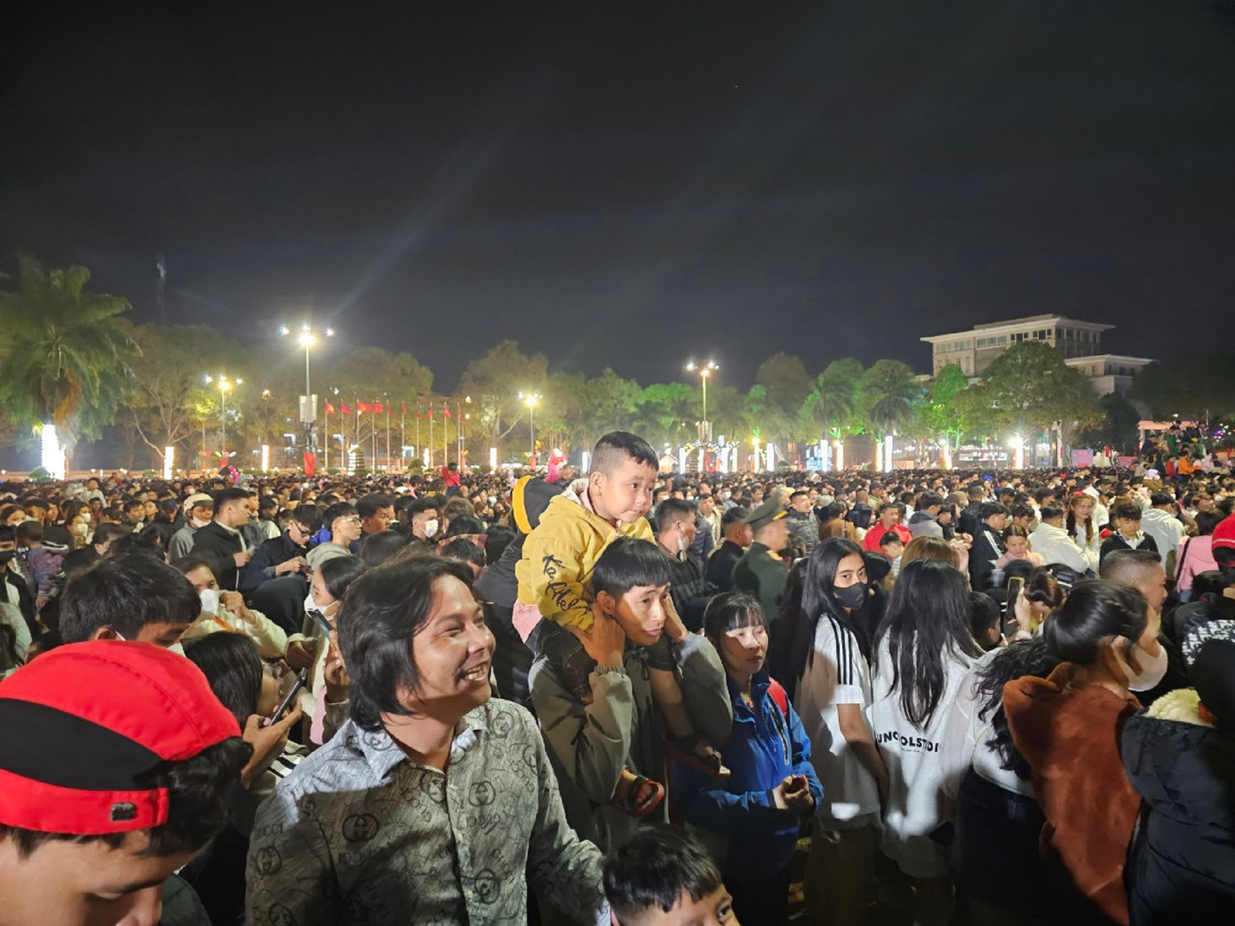 Người dân háo hức chờ xem pháo hoa Người dân háo hức chờ xem pháo hoa