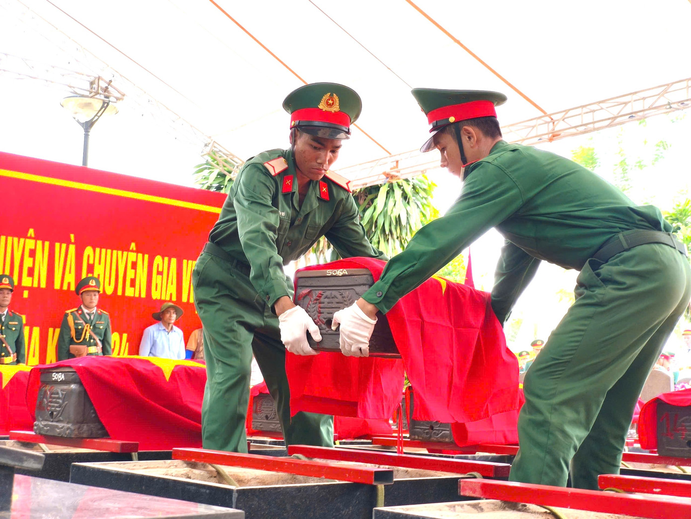 Hài cốt các liệt sĩ được an táng trang trọng.