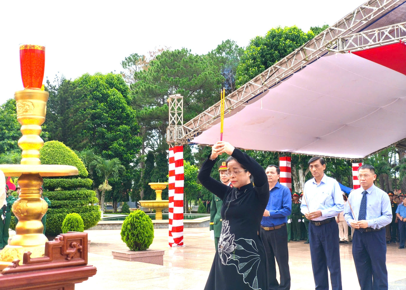 Bà Huỳnh Thị Chiến Hòa - Phó Bí thư Thường trực Tỉnh ủy, Chủ tịch HĐND tỉnh Đắk Lắk, dâng hương các anh hùng liệt sĩ.