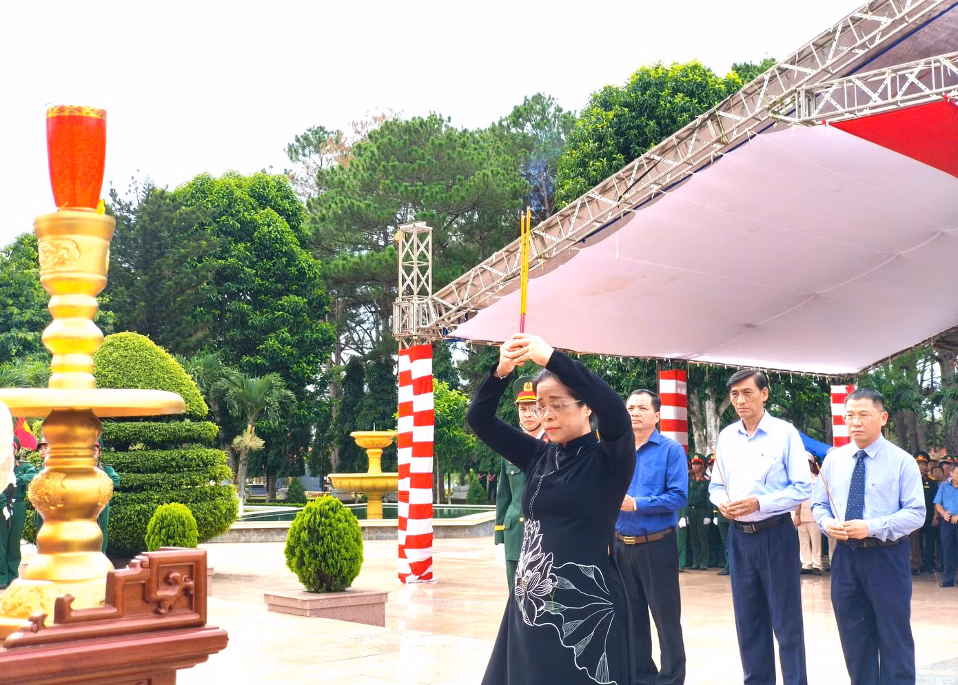 Bà Huỳnh Thị Chiến Hòa - Phó Bí thư Thường trực Tỉnh ủy, Chủ tịch HĐND tỉnh Đắk Lắk, dâng hương các anh hùng liệt sĩ.