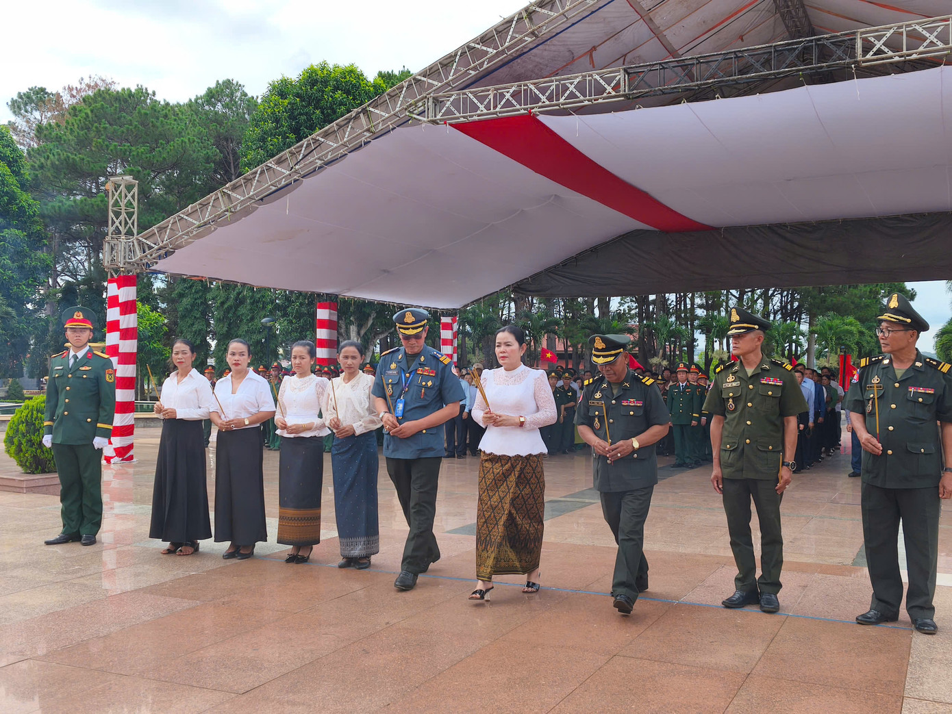 Lãnh đạo tỉnh Mondulkiri, Vương quốc Campuchia dâng hương tại Nghĩa trang Liệt sĩ tỉnh Đắk Lắk.