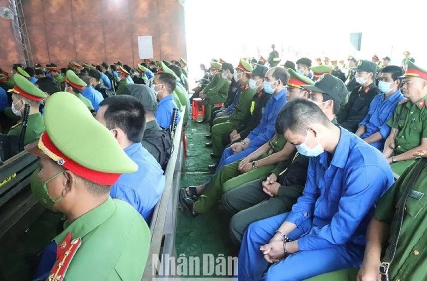 Các bị cáo đã ăn năn hối lỗi, xin được khoan hồng. Ảnh: Báo Nhân Dân Các bị cáo đã ăn năn hối lỗi, xin được khoan hồng. Ảnh: Báo Nhân Dân