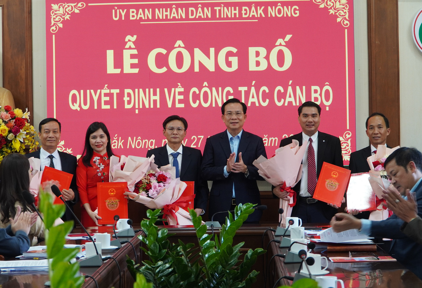 Ông Trần Duy Dũng (ngoài cùng bên trái) được giữ chức Giám đốc Bệnh viện Đa khoa tỉnh Đắk Nông