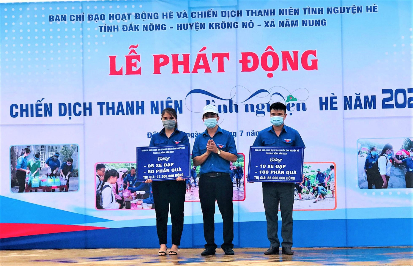Anh Trương Văn Bình, Phó Bí thư Tỉnh đoàn, Chỉ huy trưởng Chiến dịch TNTN hè tỉnh Đắk Nông năm 2021 trao quà tại lễ phát động Anh Trương Văn Bình, Phó Bí thư Tỉnh đoàn, Chỉ huy trưởng Chiến dịch TNTN hè tỉnh Đắk Nông năm 2021 trao quà tại lễ phát động