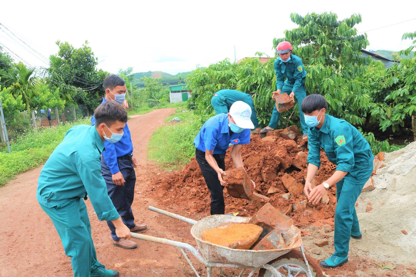 Thanh niên tình nguyện tham gia xây dựng nhà Đại đoàn kết tặng người dân nghèo Thanh niên tình nguyện tham gia xây dựng nhà Đại đoàn kết tặng người dân nghèo