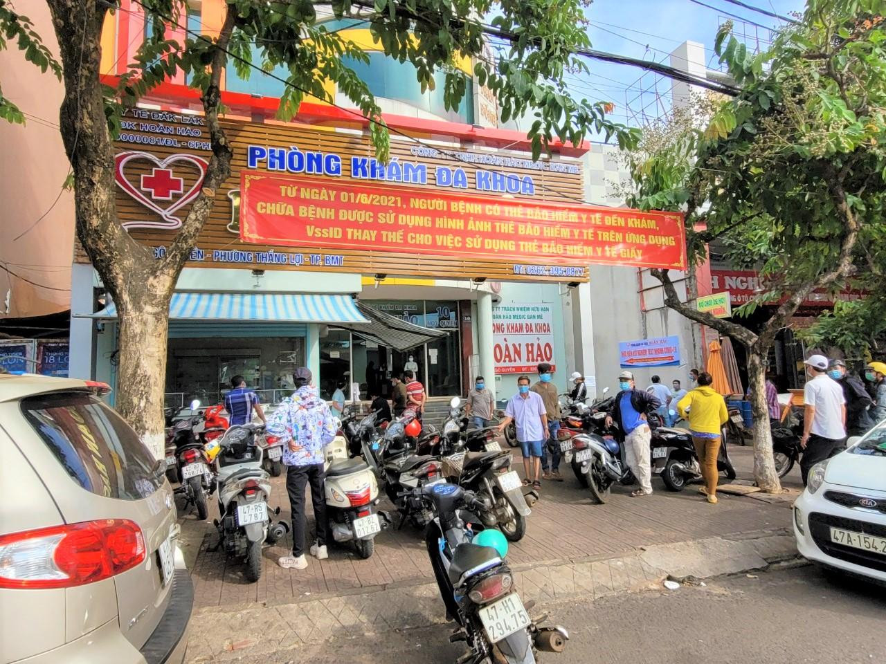 Nhiều người dân đến cơ sở y tế tư nhân làm xét nghiệm SARS-CoV-2 Nhiều người dân đến cơ sở y tế tư nhân làm xét nghiệm SARS-CoV-2