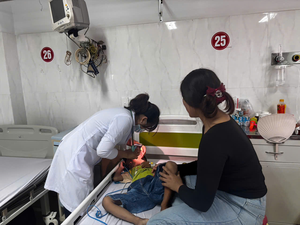 Bác sĩ kiểm tra sức khoẻ cho bé trai Bác sĩ kiểm tra sức khoẻ cho bé trai