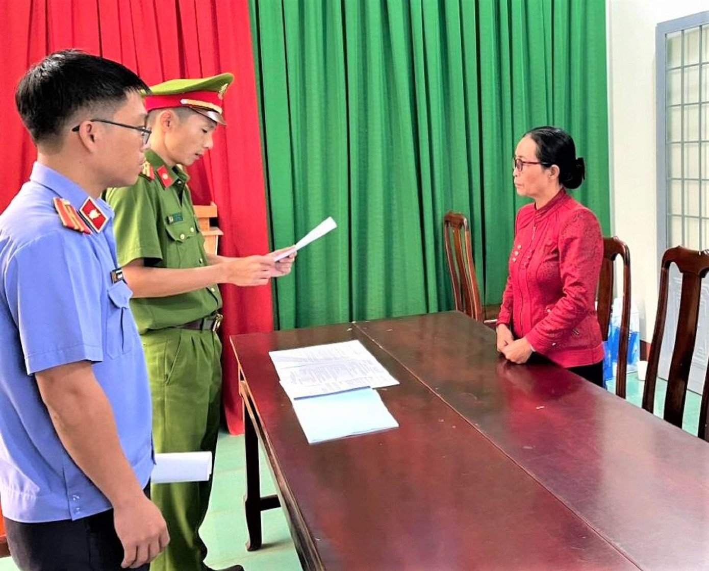 Cơ quan cảnh sát điều tra tống đạt các quyết định đối với Đoàn Thị Lam