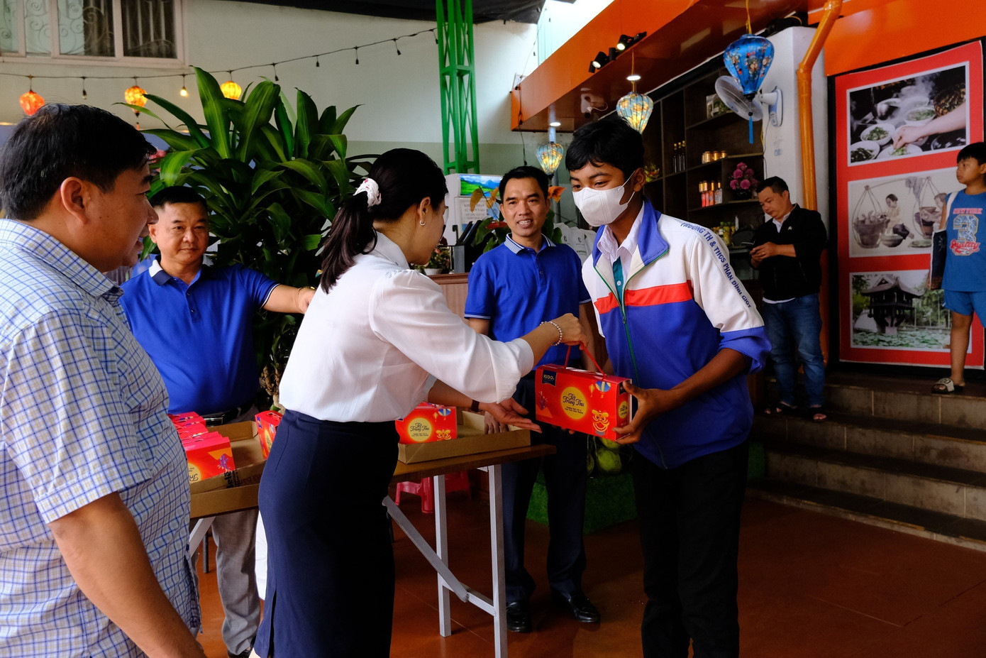 Ban tổ chức tặng quà cho các em nhân dịp Tết Trung thu Ban tổ chức tặng quà cho các em nhân dịp Tết Trung thu