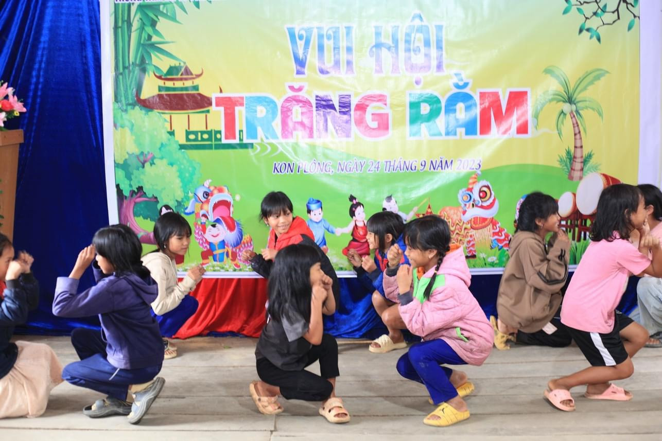 Các em nhỏ tham gia hoạt động vui hội trăng rằm Các em nhỏ tham gia hoạt động vui hội trăng rằm