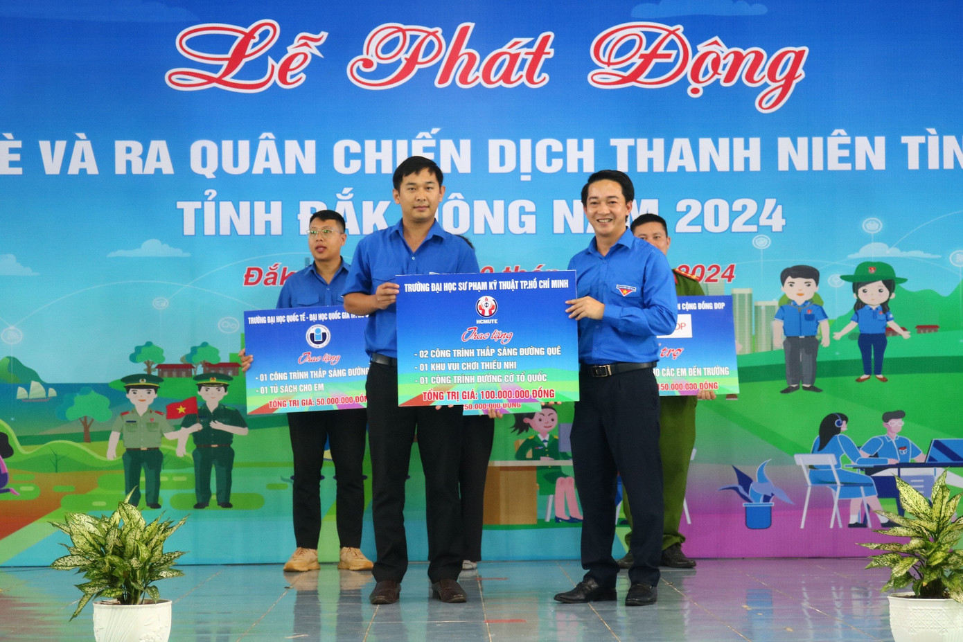 Ban Tổ chức trao bảng tượng trưng các nguồn lực cho các địa phương, đơn vị trong toàn tỉnh