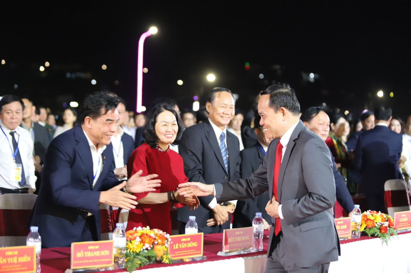 Phó Thủ tướng Trần Lưu Quang bắt tay các đại biểu tại lễ kỷ niệm. Ảnh: D.Phong Phó Thủ tướng Trần Lưu Quang bắt tay các đại biểu tại lễ kỷ niệm. Ảnh: D.Phong