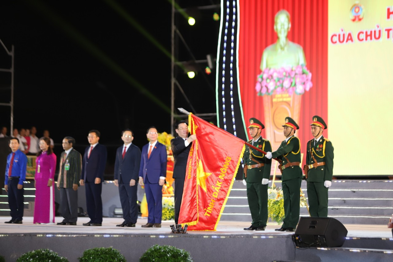 Chủ tịch Quốc hội gắn Huân chương Độc lập hạng Nhất lên Cờ truyền thống tỉnh Đắk Nông. Ảnh: D.Phong Chủ tịch Quốc hội gắn Huân chương Độc lập hạng Nhất lên Cờ truyền thống tỉnh Đắk Nông. Ảnh: D.Phong