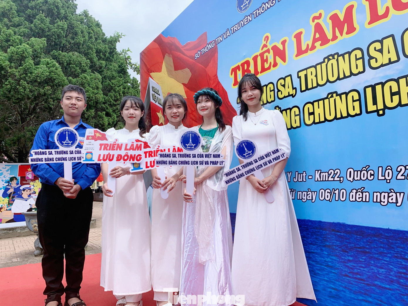 Học sinh Trường THPT Y Jut chụp ảnh kỷ niệm tại cuộc triển lãm. Học sinh Trường THPT Y Jut chụp ảnh kỷ niệm tại cuộc triển lãm.