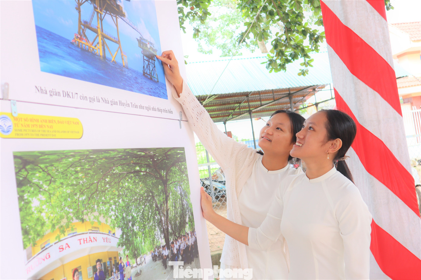 Các học sinh tìm hiểu về Hoàng Sa, Trường Sa qua tư liệu trưng bày. Các học sinh tìm hiểu về Hoàng Sa, Trường Sa qua tư liệu trưng bày.