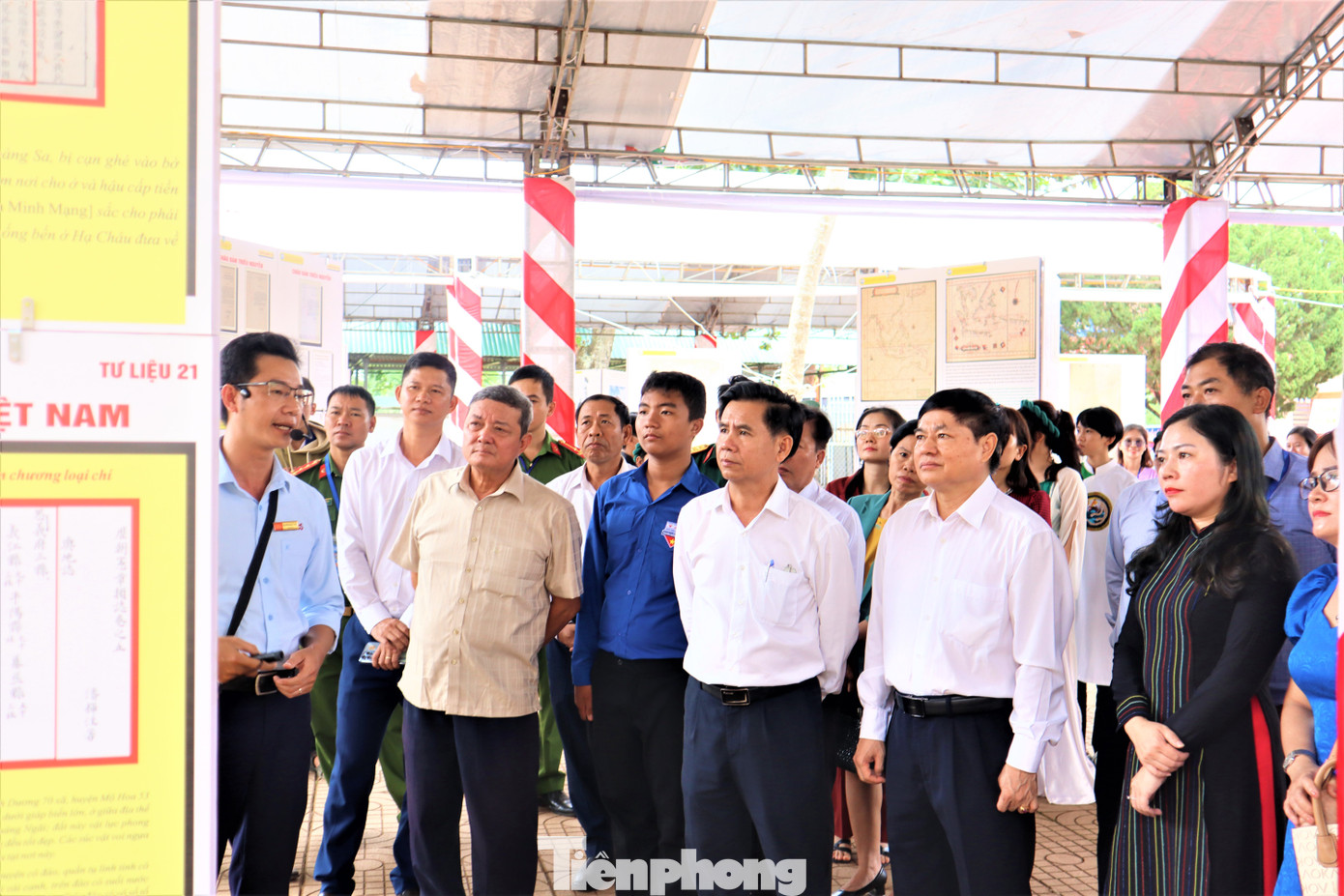 Ông Phạm Minh Tấn - Phó Bí Thư Thường trực Tỉnh ủy Đắk Lắk (thứ hai, từ phải sang), ông Võ Tấn Huy - Chủ tịch UBND huyện Cư Kuin (thứ ba, từ phải sang) tham dự triển lãm. Ông Phạm Minh Tấn - Phó Bí Thư Thường trực Tỉnh ủy Đắk Lắk (thứ hai, từ phải sang), ông Võ Tấn Huy - Chủ tịch UBND huyện Cư Kuin (thứ ba, từ phải sang) tham dự triển lãm.