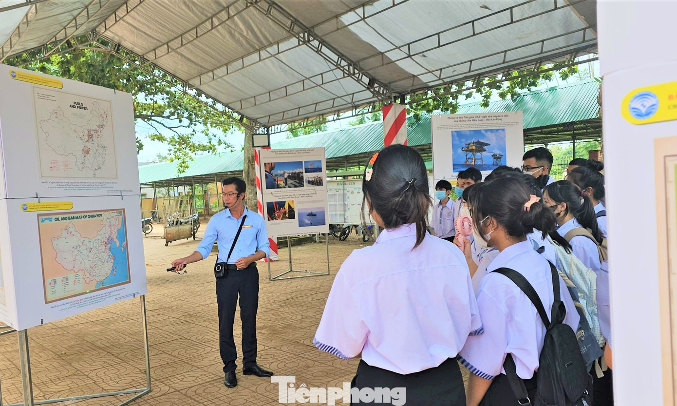 Thuyết minh viên thông tin các bằng chứng lịch sử về Hoàng Sa, Trường Sa. Thuyết minh viên thông tin các bằng chứng lịch sử về Hoàng Sa, Trường Sa.