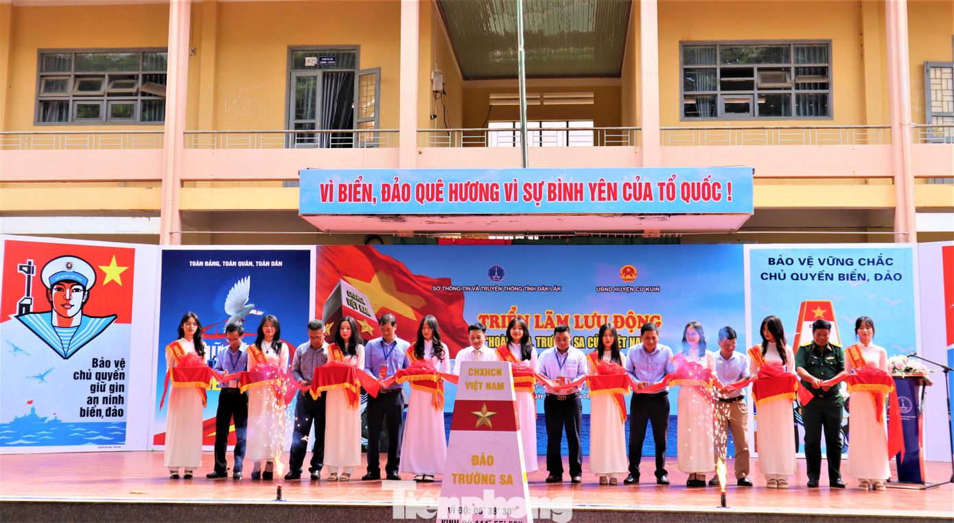 Ban tổ chức thực hiện nghi thức khai mạc triển lãm. Ban tổ chức thực hiện nghi thức khai mạc triển lãm.