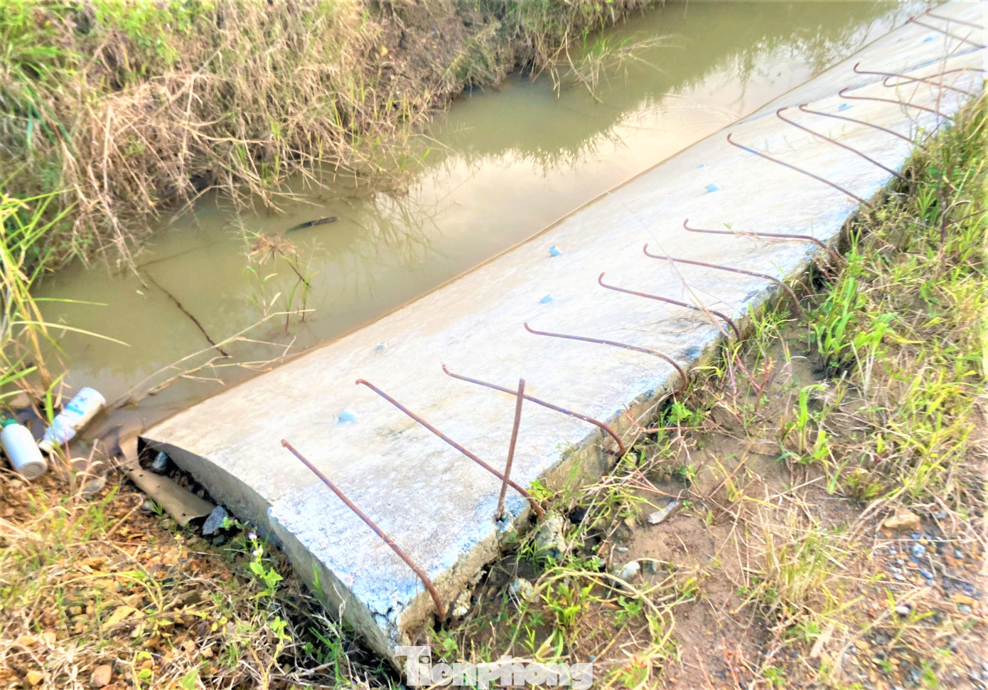 Phần sắt phục vụ công trình bị bỏ trơ trọi giữa trời.