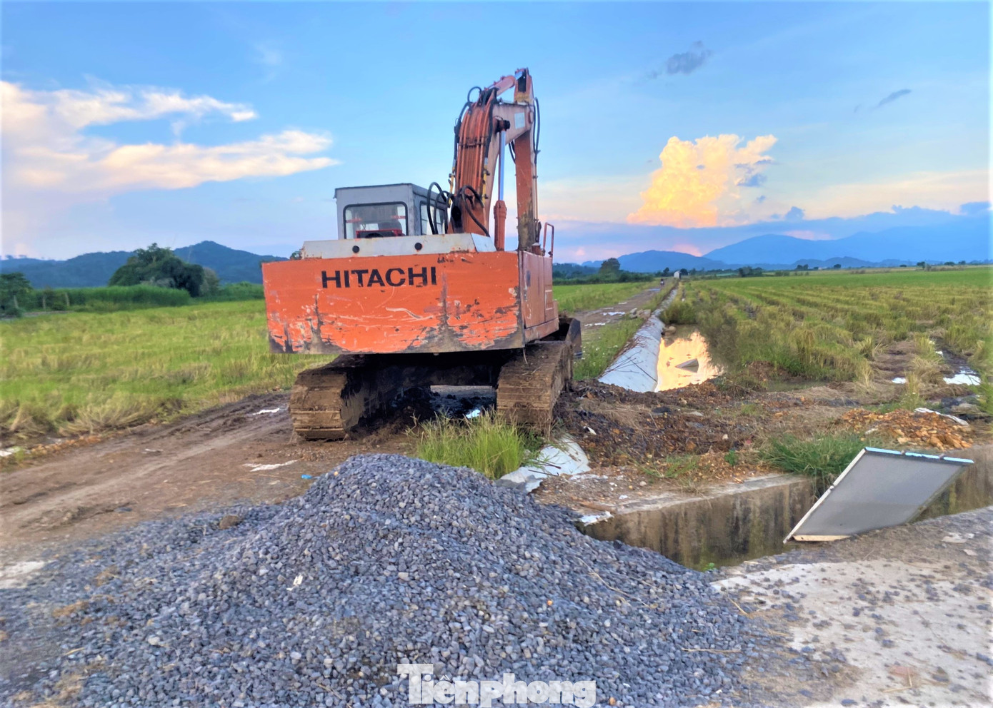 Thân đê tại xã Buôn Tría (huyện Lắk) đang thi công dang dở.