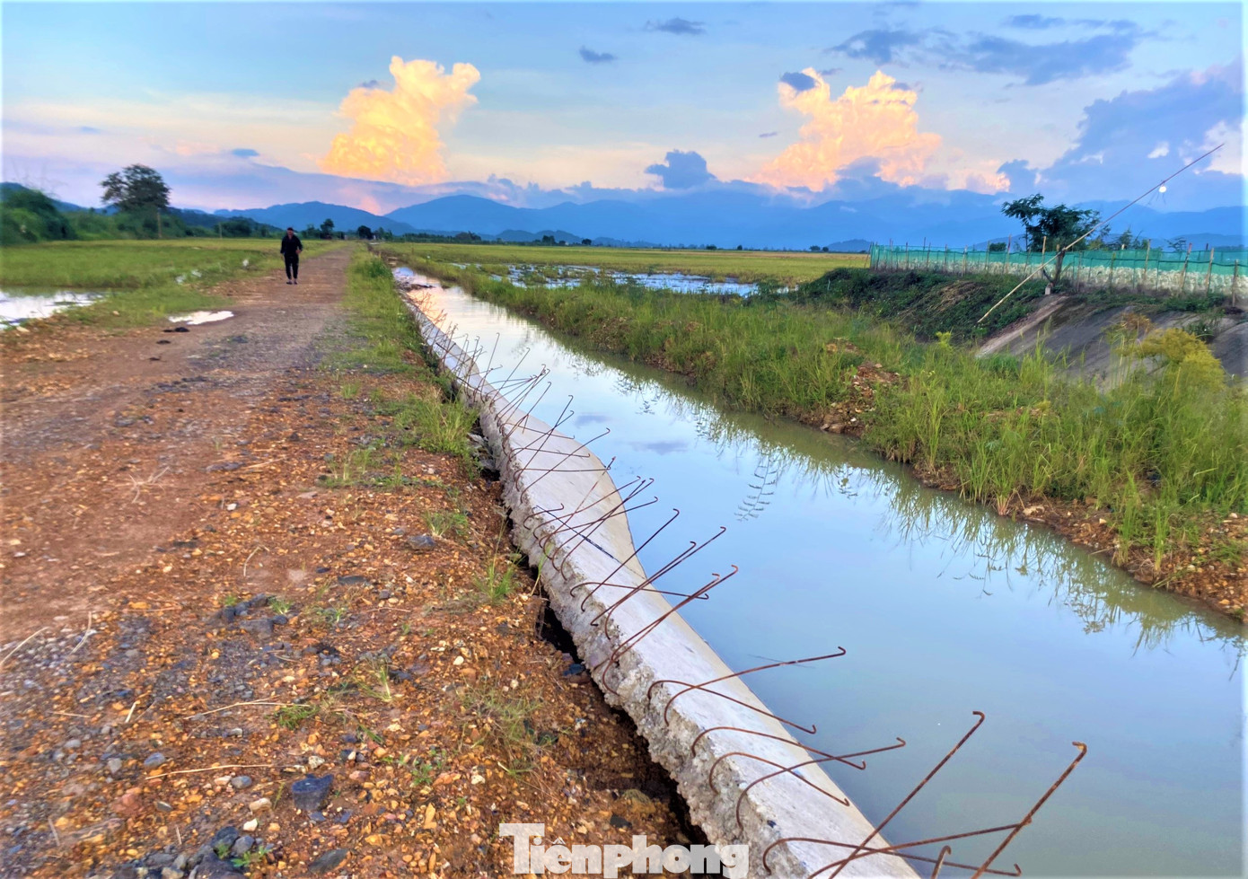 Phần bờ kè bị hư hỏng sau đợt mưa lũ.